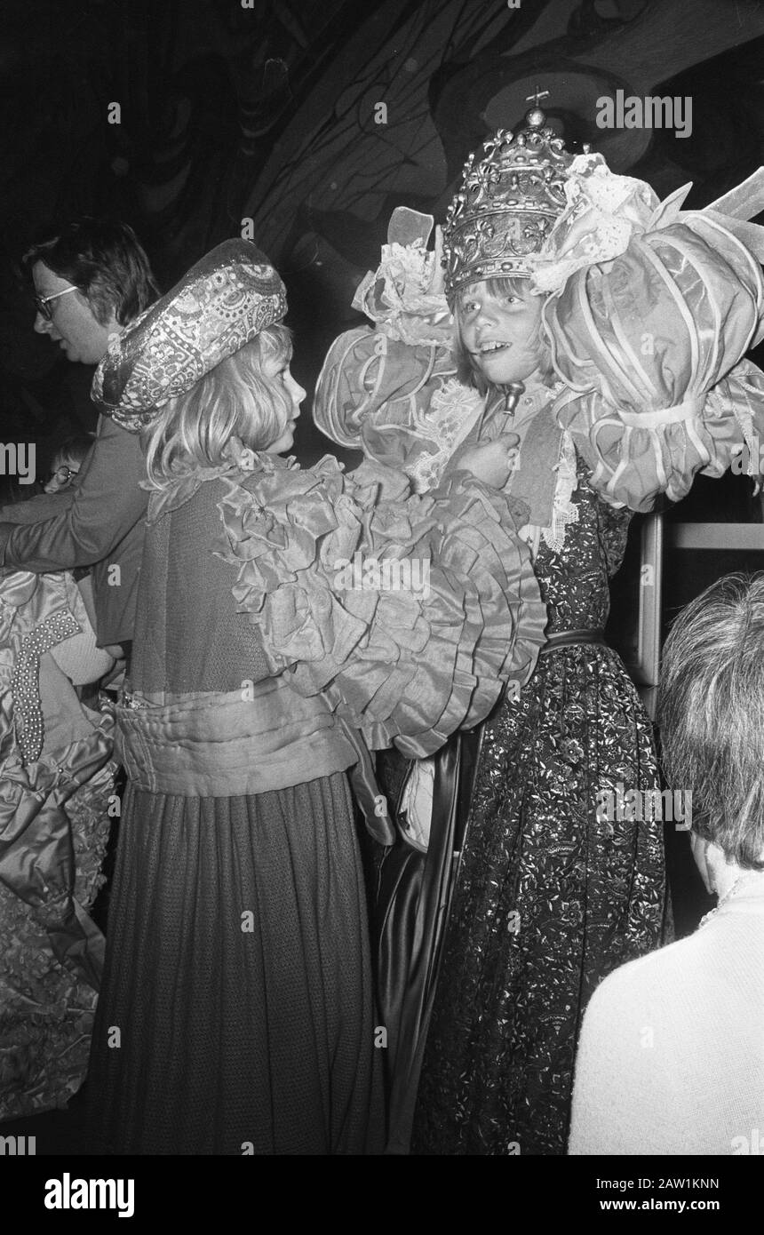 Open House at City Theatre a Amsterdam i.v.m. ART 10-day 74; bambini si aiutano a vicenda in abiti da palcoscenico Data: 28 Settembre 1974 Località: Amsterdam, Noord-Holland Parole Chiave: Teatri di città Foto Stock
