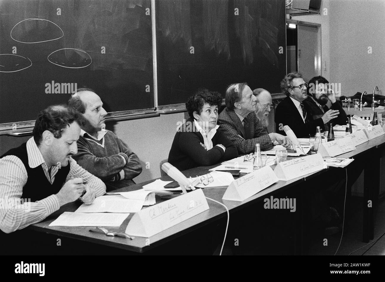 Istruzione secondaria dibattito aperto sul memorandum d'istruzione secondaria nell'Università di Amsterdam. V.l.n.r. C. Mertens, H. P. Hooijmaijers, sig.ra N.J. Ginjaar-Maas, J.H. Raat, MJ King, G. Leijenhorst e W. Dijkstra Data: 30 ottobre 1979 luogo: Amsterdam, Noord-Holland Parole Chiave: Membri del Forum, audizioni, formazione permanente Nome Persona: Dijkstra, W., Ginjaar-Meuse, NJ, Hooijmaijers, HP, King, MJ , Leijenhorst, Gerard, Mertens, CH, Raat, JH Foto Stock Istruzione secondaria dibattito aperto sul memorandum d'istruzione secondaria nell'Università di Amsterdam. V.l.n.r. C. Mertens, H. P. Hooijmaijers, sig.ra N.J. Ginjaar-Maas, J.H. Raat, MJ King, G. Leijenhorst e W. Dijkstra Data: 30 ottobre 1979 luogo: Amsterdam, Noord-Holland Parole Chiave: Membri del Forum, audizioni, formazione permanente Nome Persona: Dijkstra, W., Ginjaar-Meuse, NJ, Hooijmaijers, HP, King, MJ , Leijenhorst, Gerard, Mertens, CH, Raat, JH Foto Stock