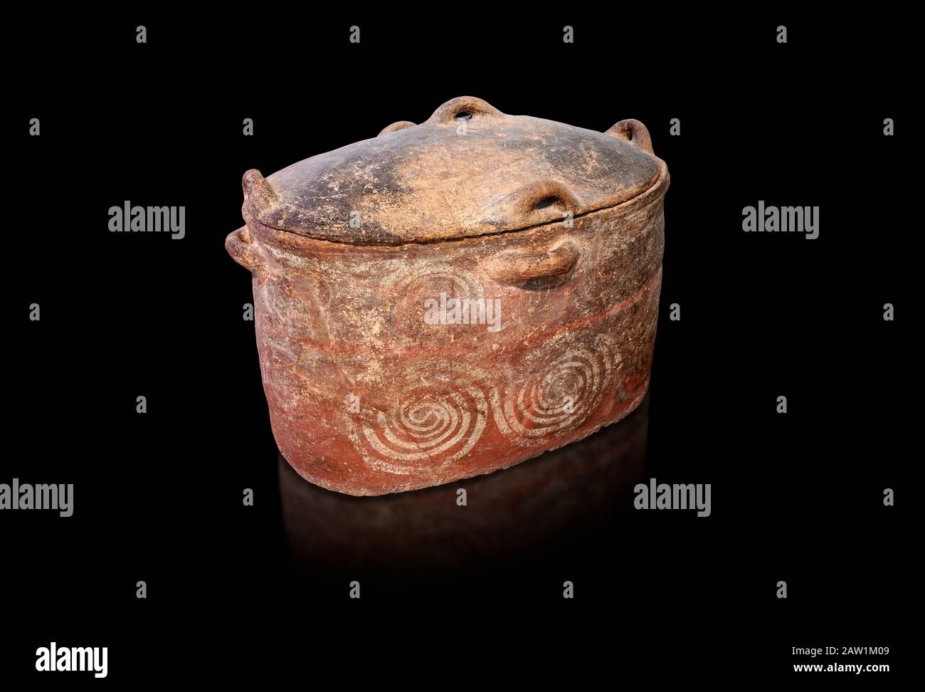 Il petto di larnax di sepoltura in argilla minoica con disegno a vortice, periodo Neopalaziale 1700-1450 a.C.; Museo Archeologico di Heraklion, sfondo nero. Foto Stock
