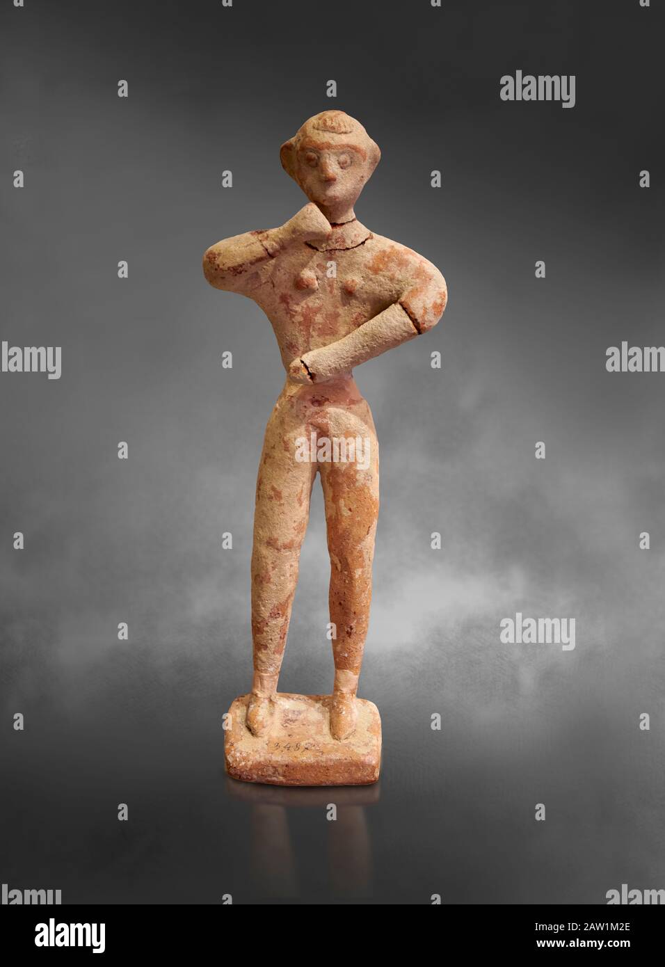 Figurina maschile in argilla minoica nell'atteggiamento di culto, Chamezi 1900-1700 a.C.; Museo Archeologico di Heraklion, sfondo grigio. Foto Stock