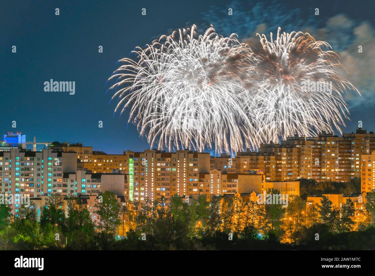 Fuochi d'artificio su case in una zona residenziale di Mosca. Russia Foto Stock