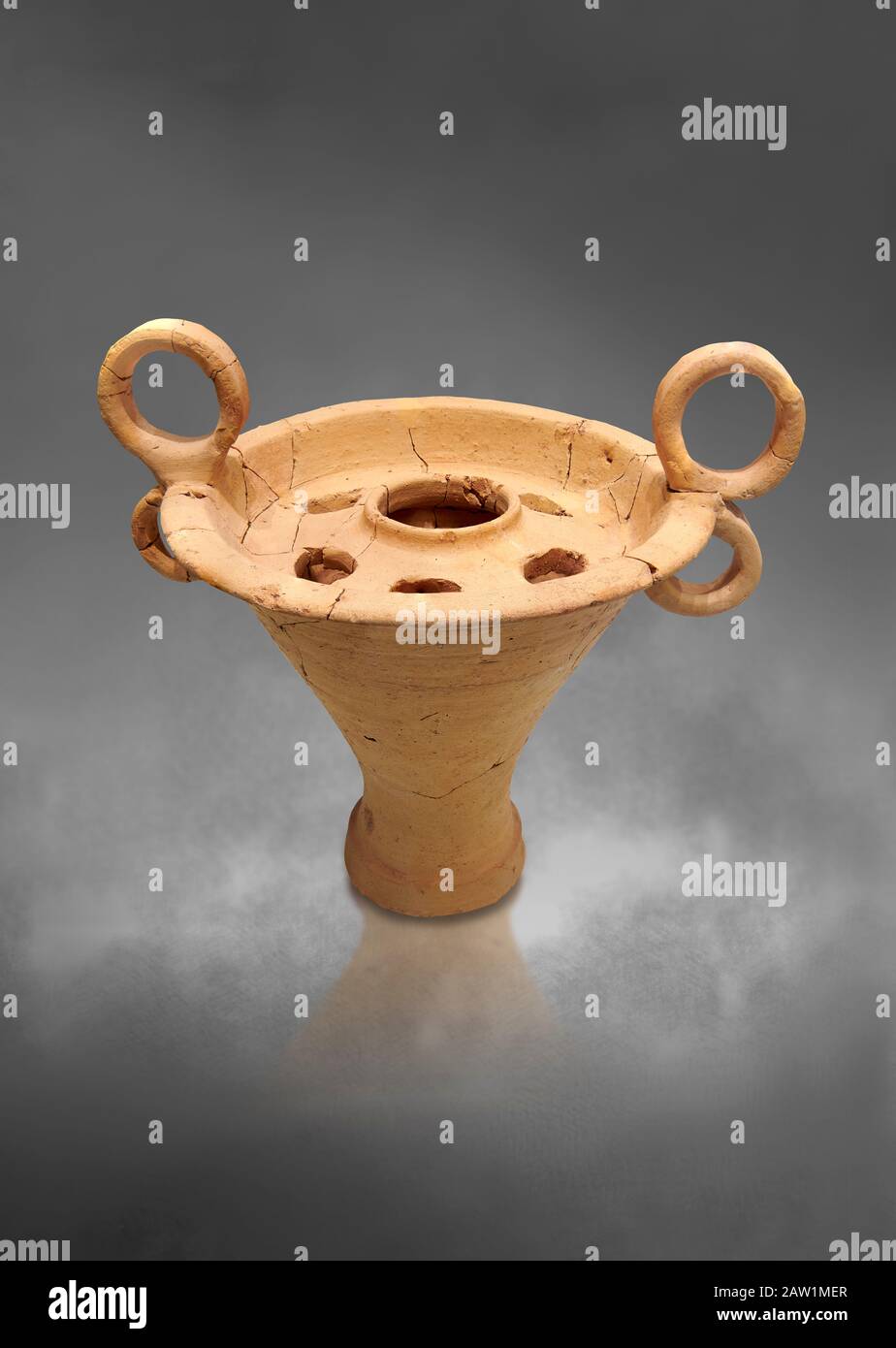 Vaso in argilla minoica con manici eighy, Zakros Palace 1500-1450 a.C.; Museo Archeologico di Heraklion, sfondo grigio. Foto Stock