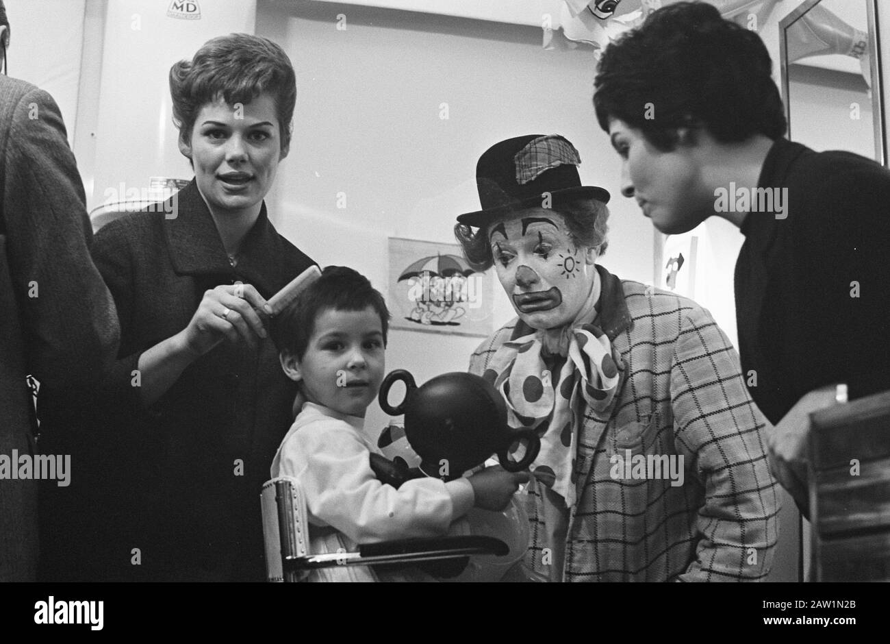 Opening Kinderkapsalon: Pipo de Clown, Right Mies Bouwman Data: 6 febbraio 1962 Parole Chiave: Clown, parrucchieri, aperture Nome Persona: Bouwman, Mies, Pipo de Clown, Witschge Cor Foto Stock