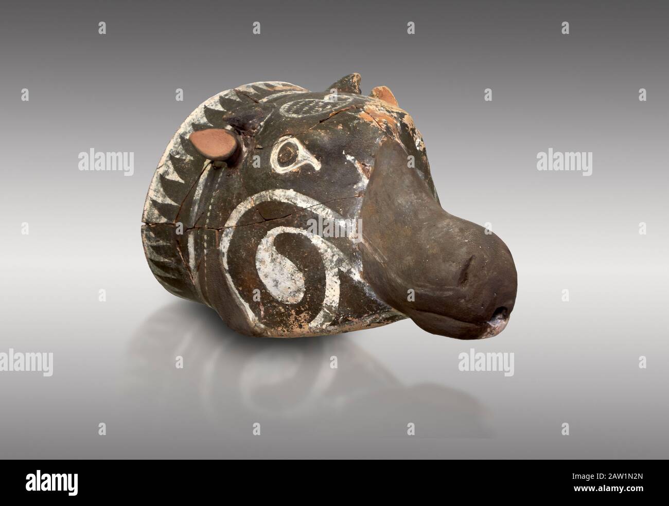 Rituale minoico decorato animale a forma di riton, Phaistos 1800-1700 a.C.; Museo Archeologico di Heraklion, sfondo grigio. Foto Stock