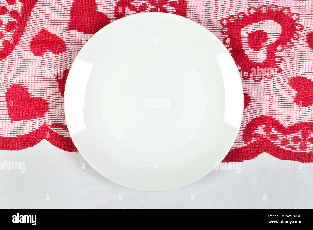 Piastra Rotonda Bianca Mockup Poggiata Su San Valentino Table Runner Foto Stock