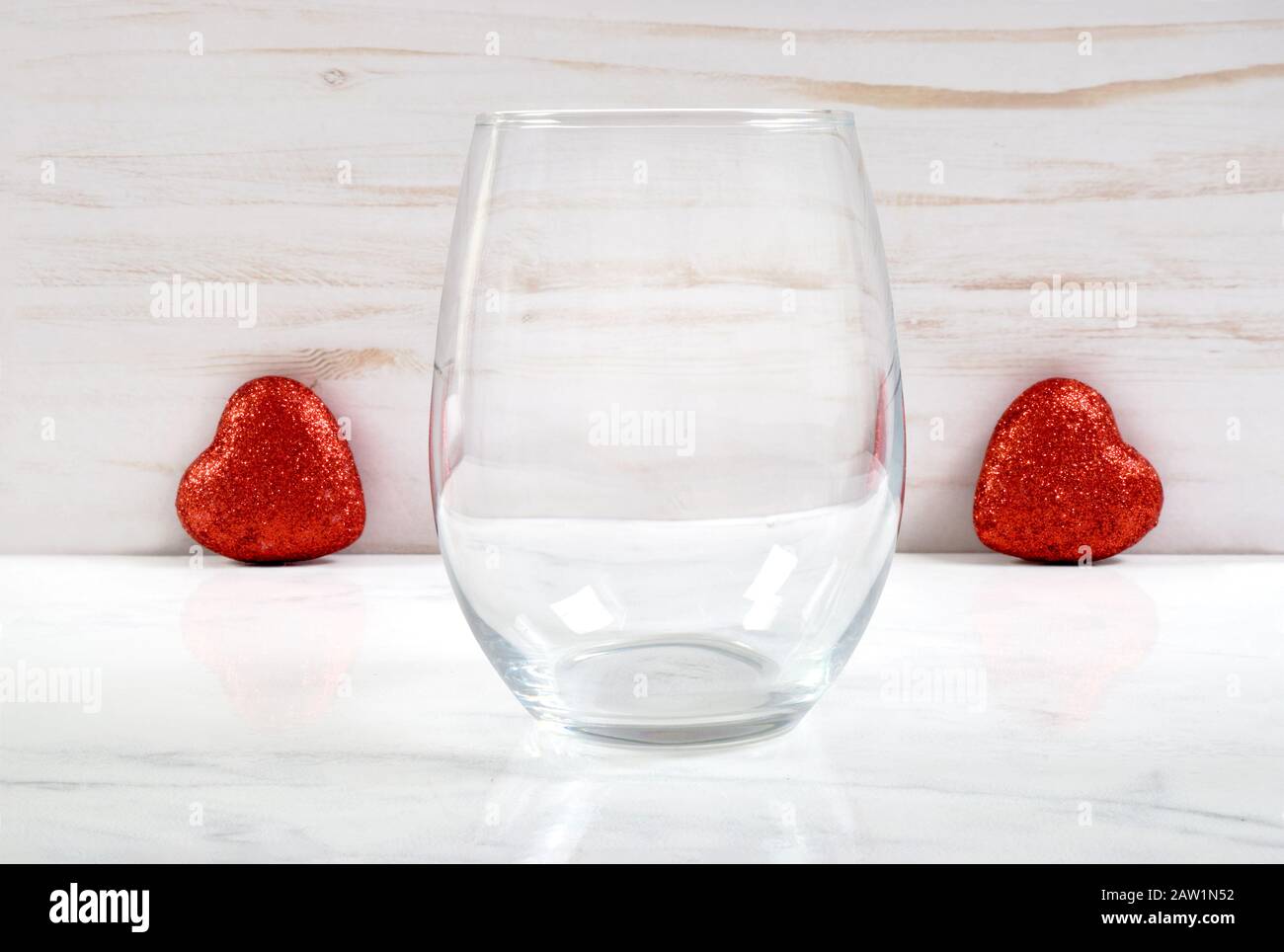 No Stem Wine Glass Mockup Con Cuore Rosso Di San Valentino Foto Stock