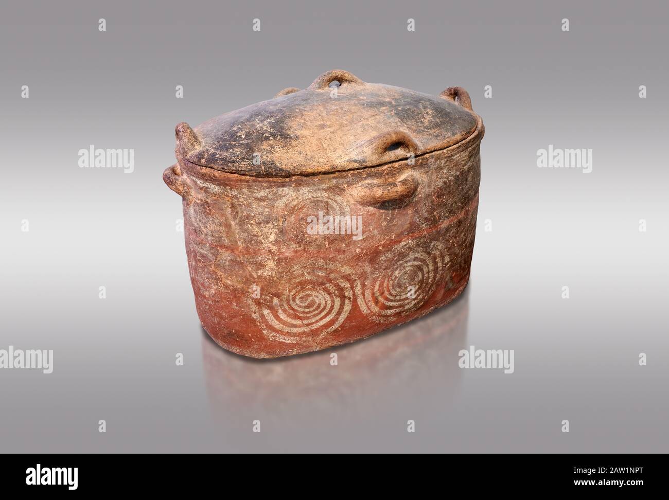 Il petto di larnax di sepoltura in argilla minoica con disegno a vortice, periodo Neopalaziale 1700-1450 a.C.; Museo Archeologico di Heraklion, sfondo grigio. Foto Stock