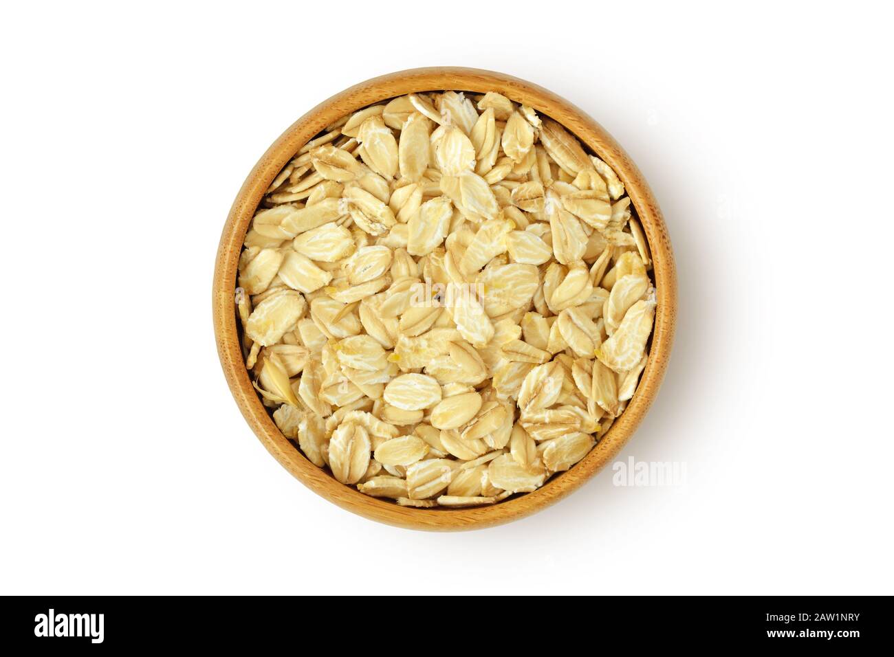 Fiocchi di avena in ciotola di legno su sfondo bianco Foto Stock