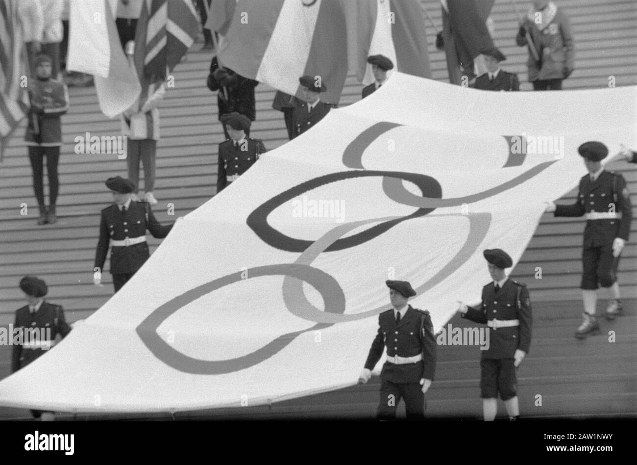 Apertura Olimpiadi Invernali A Grenoble, Bandiere Olimpiche Data: 6 Febbraio 1968 Località: Grenoble Foto Stock