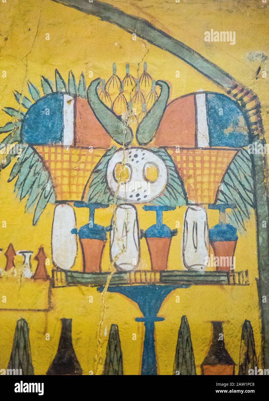 Egitto, Cairo, Museo Egizio, dalla tomba di Sennedjem, Deir el Medina : pannello porta (recto), una grande offerta, con lattughe, frutta e vasi. Foto Stock