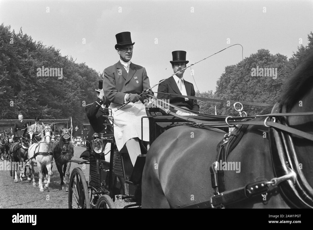 Apertura del concorso di Guida della Coppa del mondo a Het Loo; Prince Phillip (Inghilterra) in azione con quattro cavalli Data: 11 agosto 1982 luogo: Apeldoorn, Gelderland Parole Chiave: Aperture, Persona Di Guida Nome: Loo Foto Stock