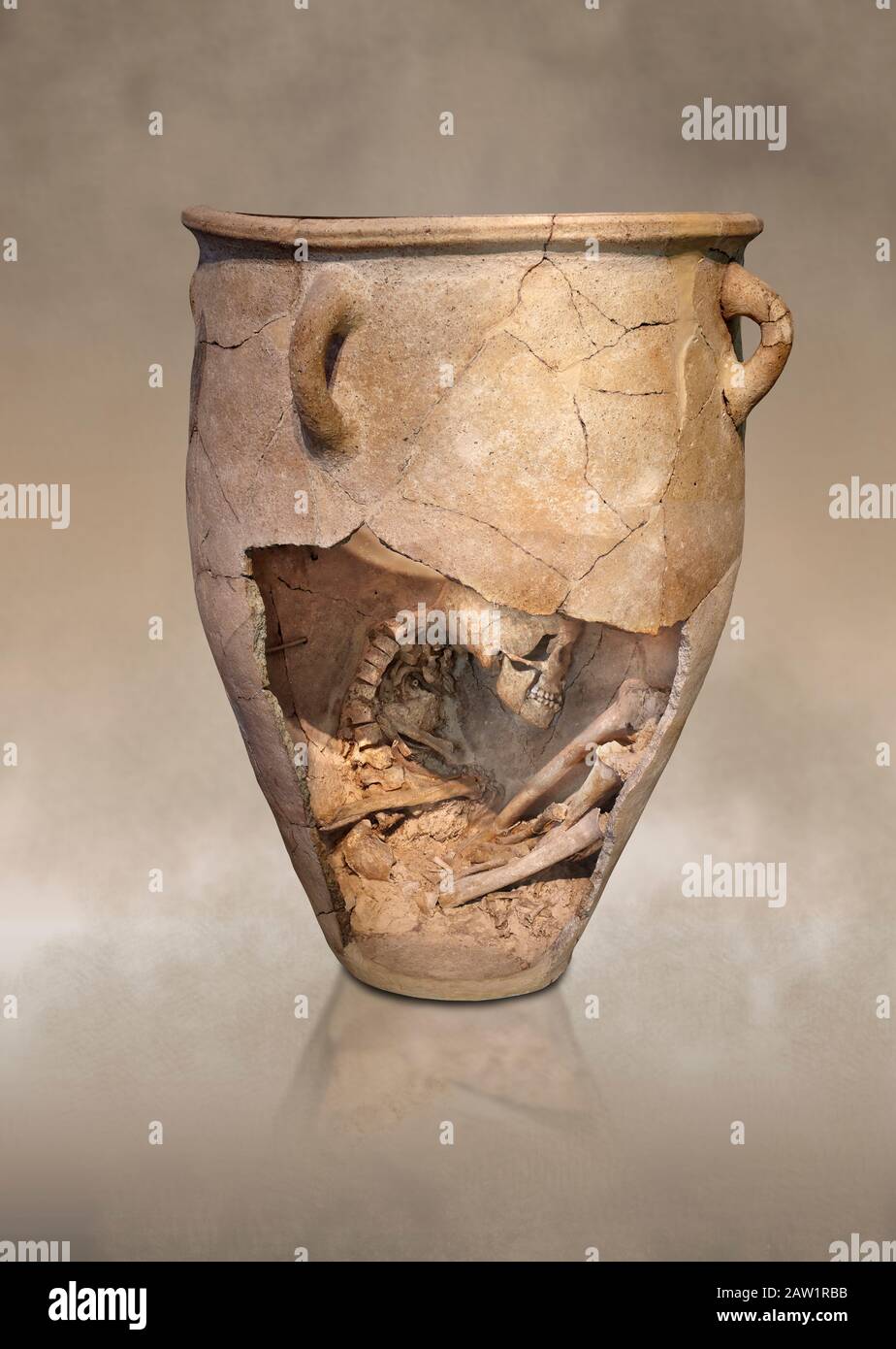 I pithos minoici di sepoltura in argilla con scheletro in feto, periodo Neopalaziale 1700-1450 a.C.; Museo Archeologico di Heraklion. Il corpo è stato posto in una f Foto Stock
