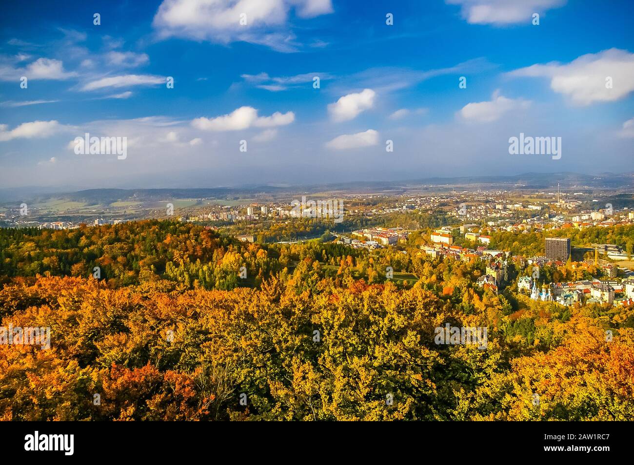 Vista dall'alto sulla foresta e Carlovy Vary, Repubblica Ceca in autunno Foto Stock