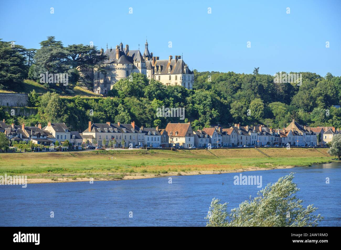 Francia, Loir et Cher, Valle della Loira elencati come Patrimonio Mondiale dall'UNESCO, Chaumont sur Loire, dominio di Chaumont sur Loire, castello che domina il villag Foto Stock