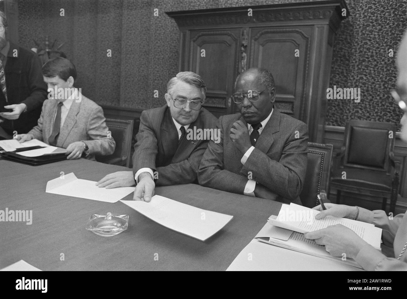 Creazione Istituto europeo africano JN Scholten (L) e David Mutasa (presidente del parlamento Zimbabwe) segni Data: 21 gennaio 1988 Parole Chiave: Documenti, firme, presidenti Nome GV Scholten Foto Stock