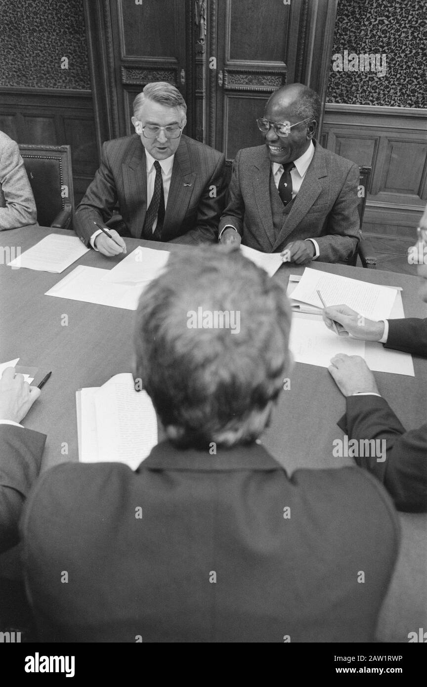 Creazione Istituto europeo africano JN Scholten (L) e David Mutasa (presidente del parlamento Zimbabwe) segni Data: 21 gennaio 1988 Parole Chiave: Documenti, firme Nome Persona: Gv Scholten Foto Stock