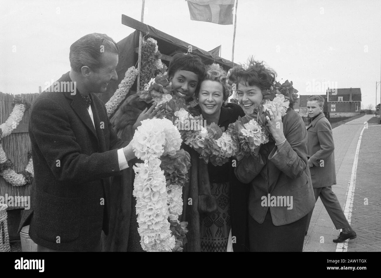 Spettacolo di Ilse Werner e Elaine Delmar di Treslong per KRO. Elaine Delmar, Ilse Werner E Teddy Scholten Data: 7 Aprile 1961 Nome Persona: Elaine Delmar, Ilse Werner Nome Istituzione: Kro, Treslong Foto Stock