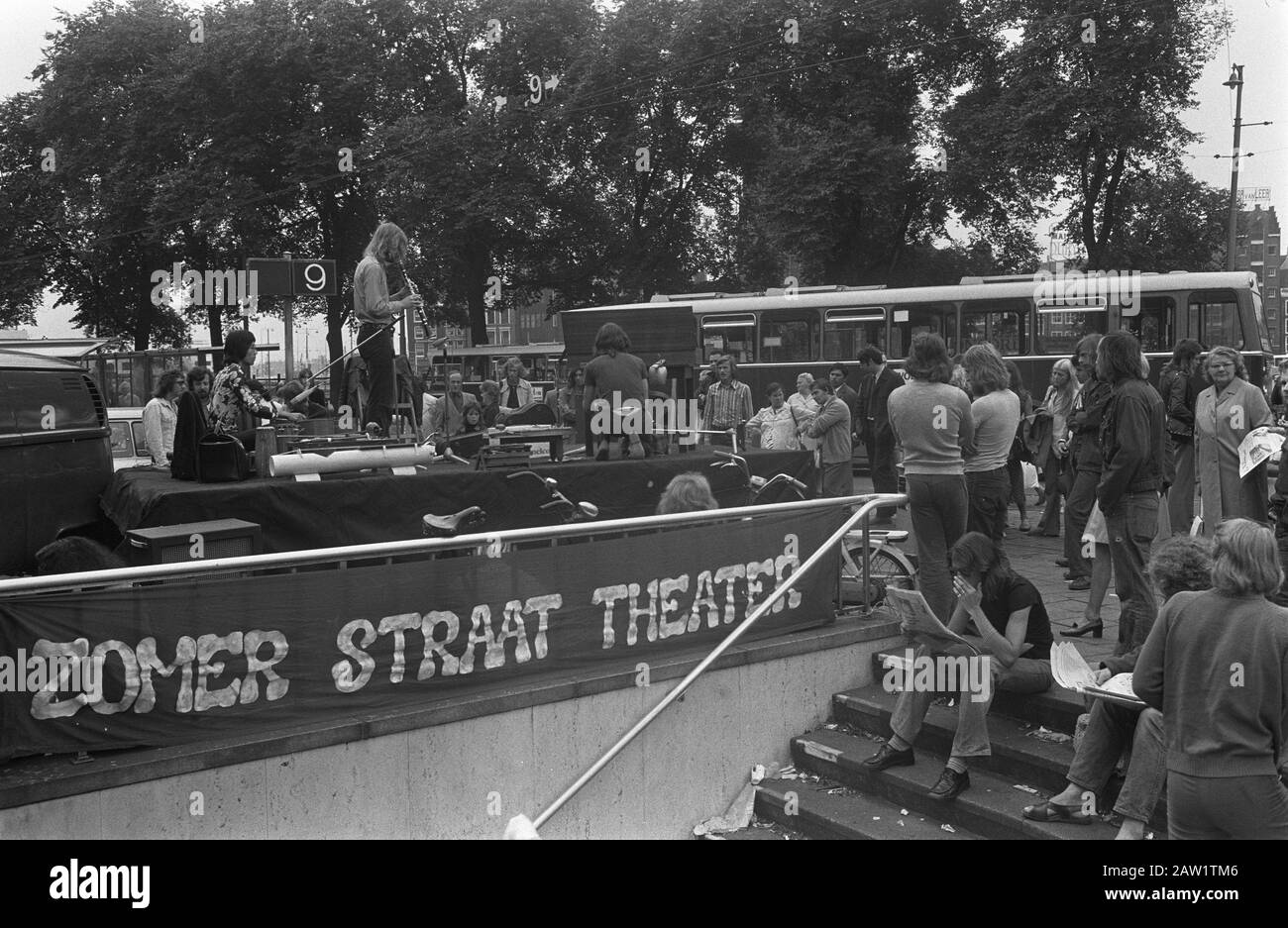 Performance Summer Street Theatre at Station Square in Amsterdam Data: 28 agosto 1973 posizione: Amsterdam, Noord-Holland Parole Chiave: Spettacoli, teatro di strada Foto Stock