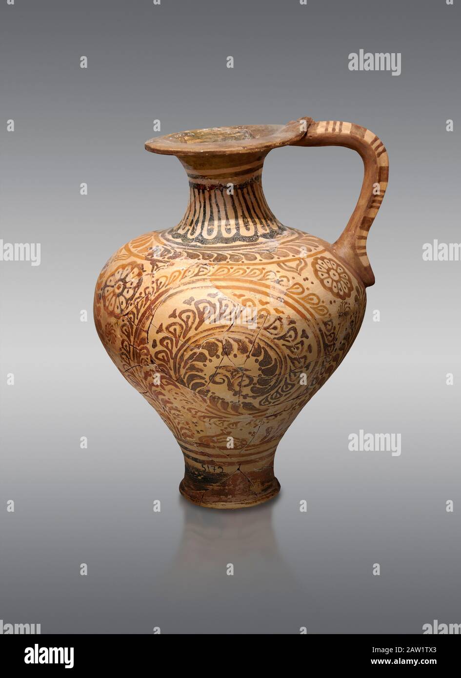 La caraffa Minoan decorata con un design elaborato, Palaikastro, 1500-1450 a.C.; Museo Archeologico di Heraklion, sfondo grigio Foto Stock