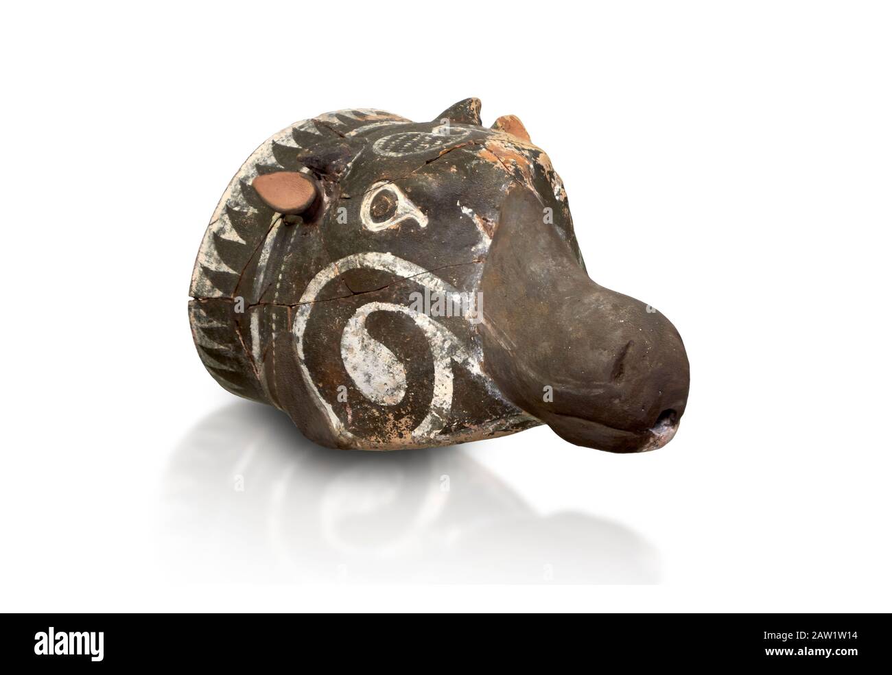 Rituale minoico decorato animale a forma di riton, Phaistos 1800-1700 a.C.; Museo Archeologico di Heraklion, sfondo bianco. Foto Stock