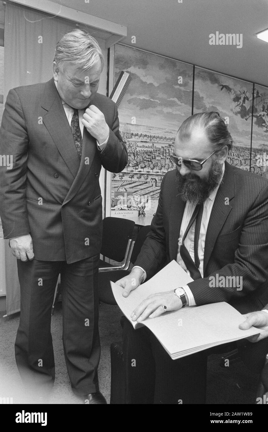 Old From Reyden state Hands SBO newsletter in Braille Christopher Friend (Command SBO) Data: 2 marzo 1988 Parole Chiave: Braille, handover Nome Persona: Christopher Friend, Reijden Joop van der Foto Stock