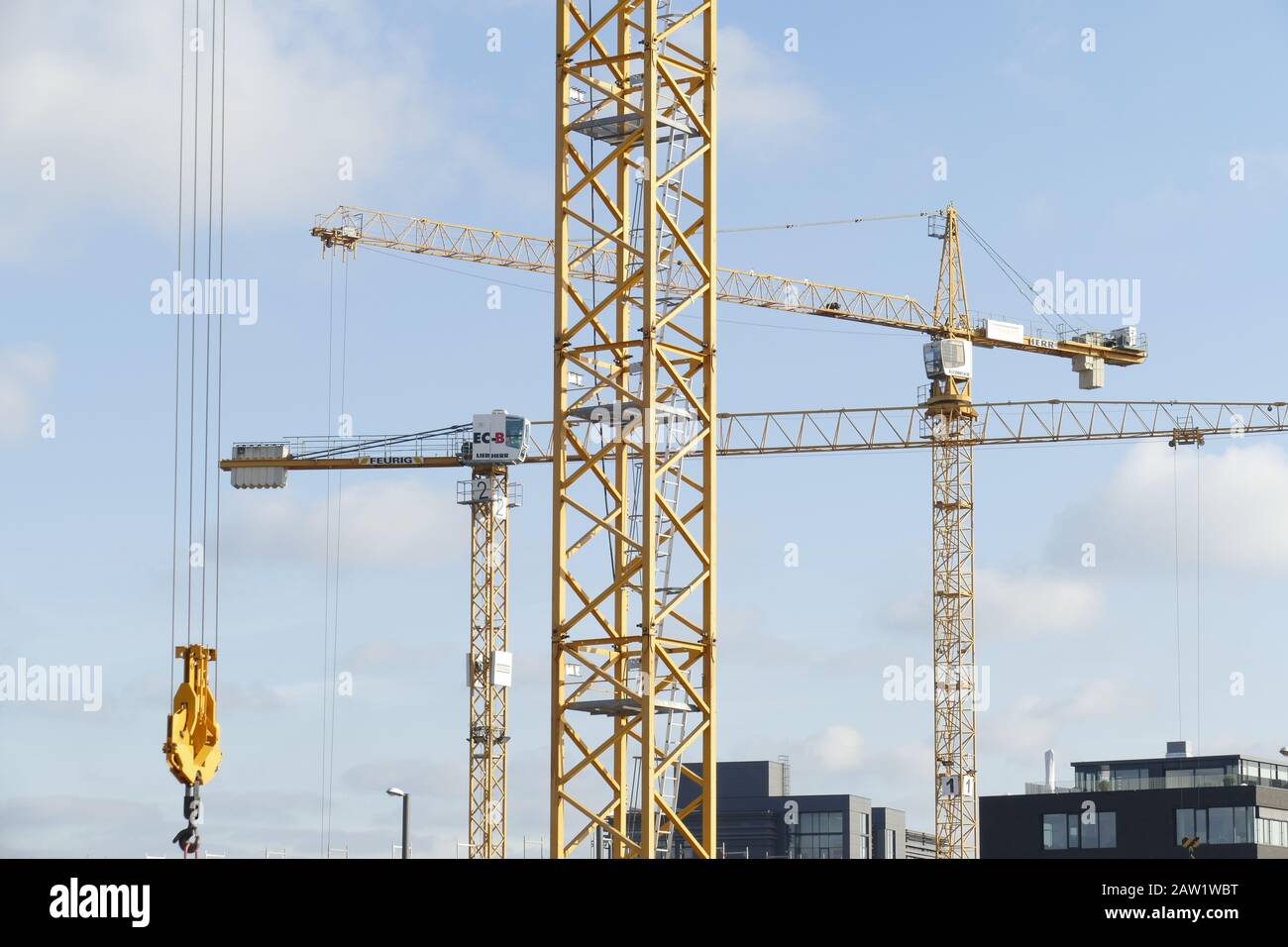 Gru edili e il guscio di un edificio commerciale in Brema, Überseestadt di Bremen, Germania, Europa Foto Stock