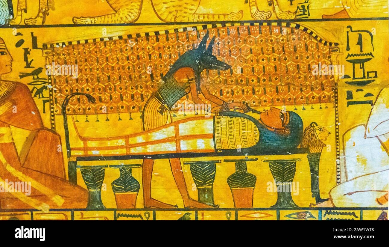 Cairo, Museo Egizio, tomba di Sennedjem, Deir el Medina : sarcofago di Khonsu, Anubis (o un sacerdote che indossa una maschera di Anubis) prepara la mummia. Foto Stock