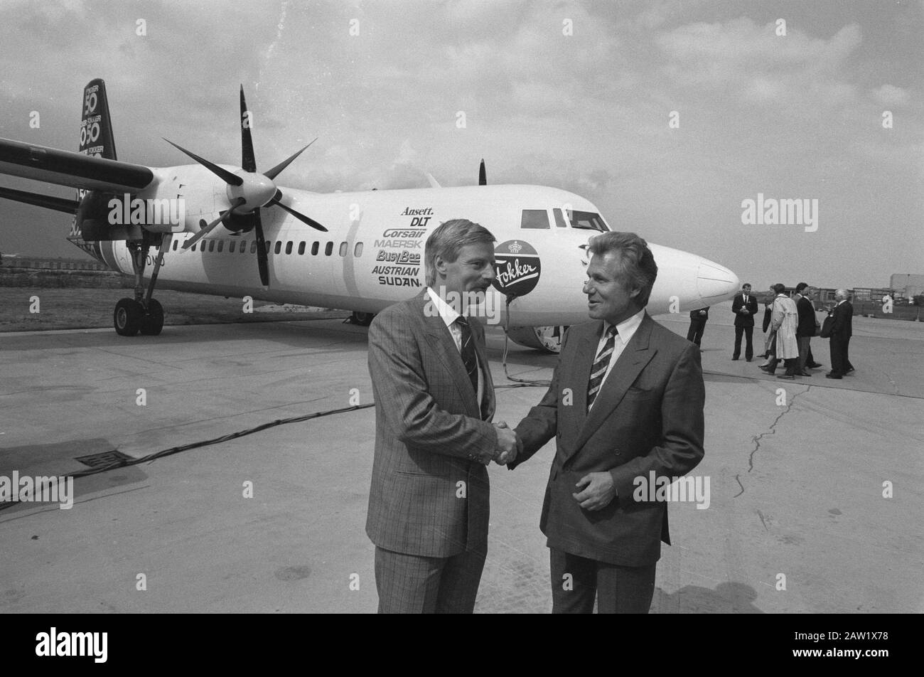 Transfer 1st Fokker 50 to DLT (West Germany); Vice President Breeder Van der Jagt (l) with director DLT P. Arlovius prototipo del Fokker-50 Data: 6 agosto 1987 Località: Brd, Germania Parole Chiave: Fabbriche, trasferimenti, Aircraft Nome: Arlovius P, DLT, Fokker, van der Jagt Foto Stock