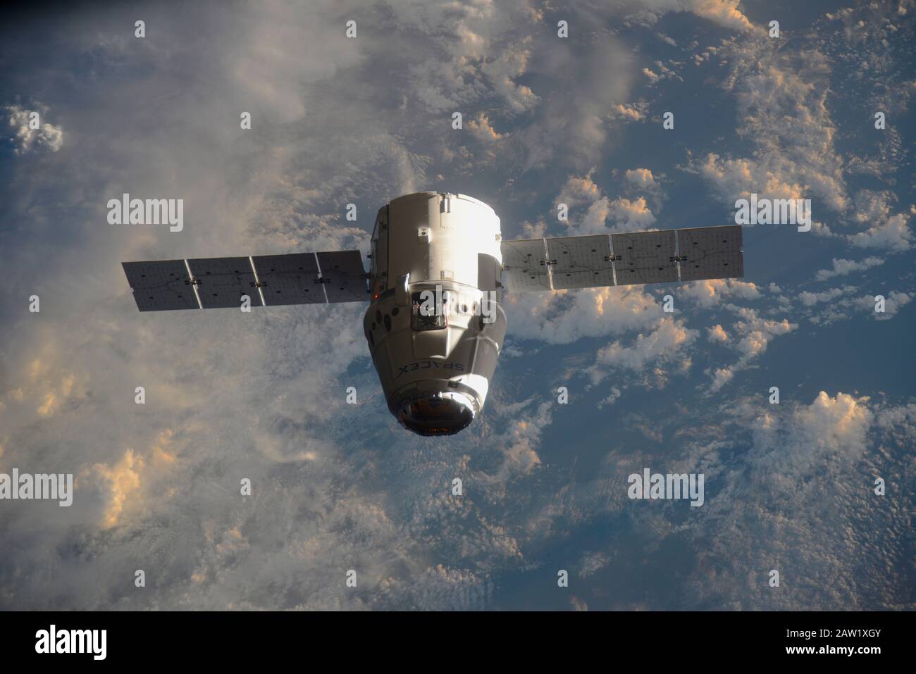 ISS - 23 Feb 2017 - la navicella spaziale SpaceX Dragon attracca con la Stazione spaziale Internazionale - Foto: Geopix/ROSCOSMOS/Andrey Borisenko Foto Stock