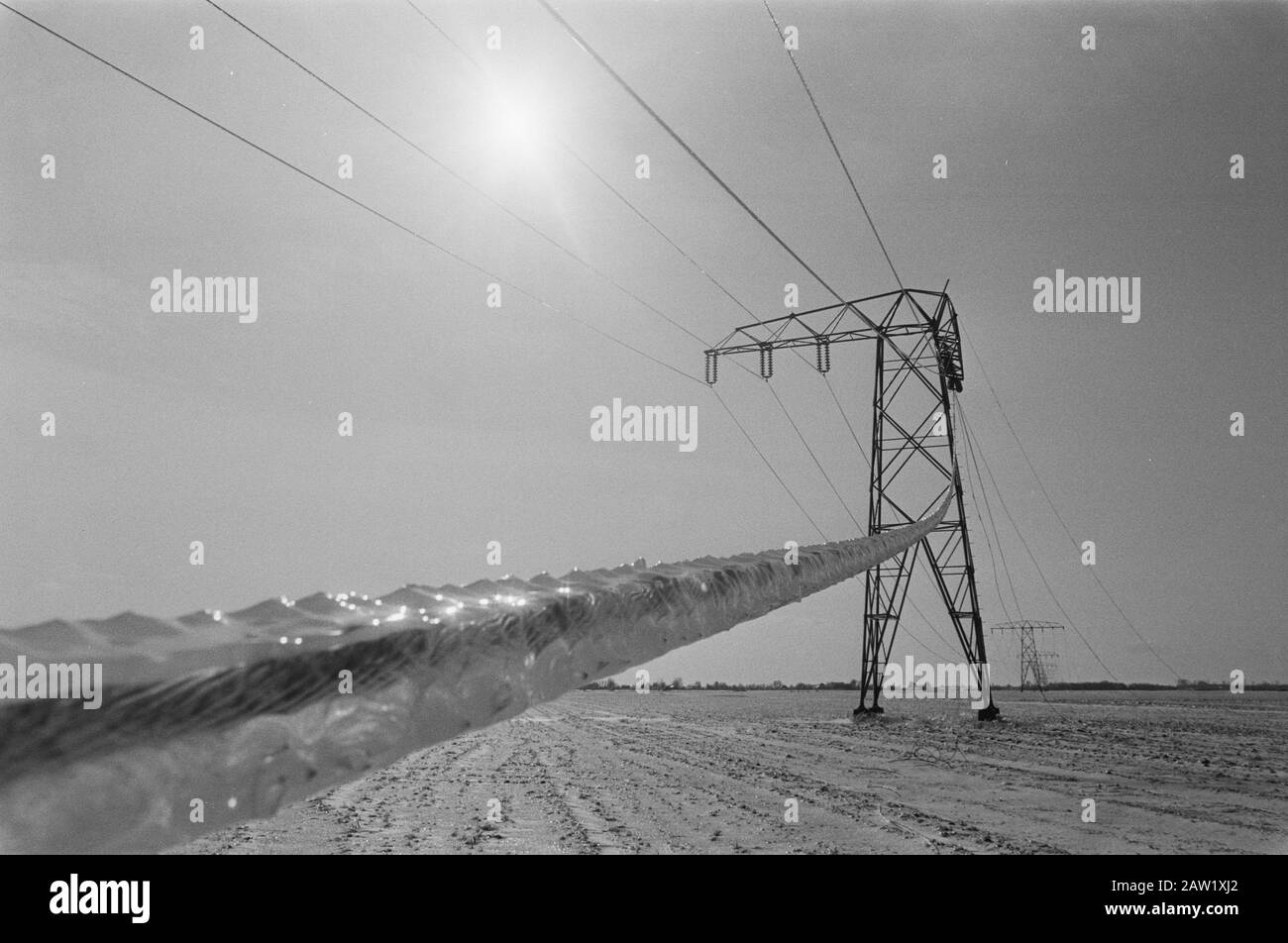 Disturbo causato dal ghiaccio nel nord del paese; cavo di tensione ghiacciato a Veendam Data: 3 marzo 1987 luogo: Groningen, Veendam Parole Chiave: GHIACCIO nero Foto Stock