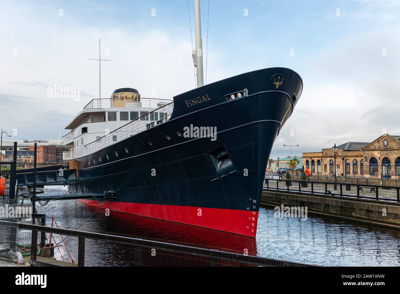 MV Fingal hotel galleggiante di lusso permanentemente ormeggiato in Albert Dock nel Porto di Leith, Edimburgo, Scozia, Regno Unito Foto Stock