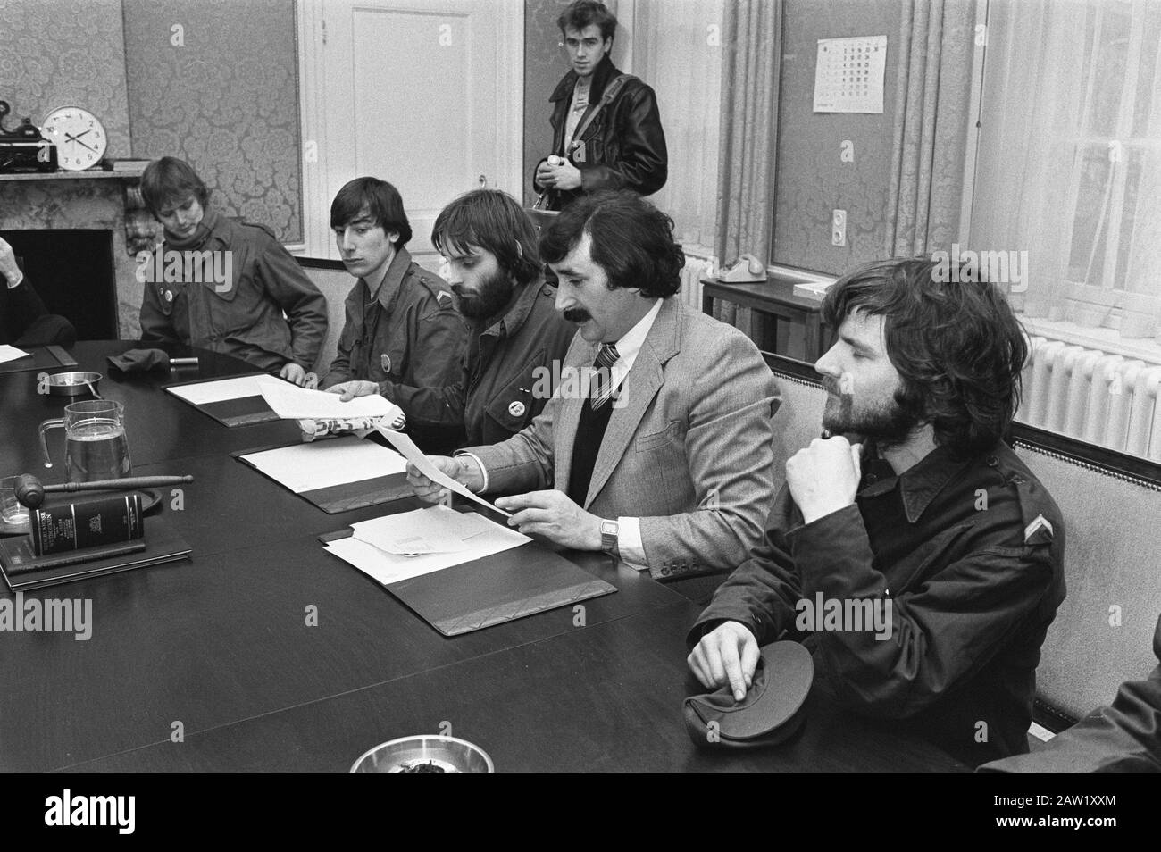 Raccolta / Archivio: Photo Collection Anefo Report / Series 65 il 21 novembre i vecchi coscritti in uniforme marciato hanno annunciato parlare con Harry van den Bergh (secondo da destra, PvdA) Data: 8 dicembre 1981 Località: L'Aia, Olanda del Sud Parole Chiave: Soldati, dichiarazioni Nome Persona: Bergh, Harry van den Foto Stock