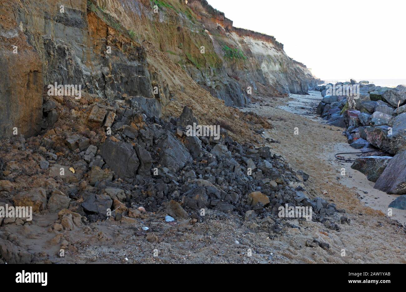 Frane da scogliere composte principalmente di sedimenti glaciali e soggetti a erosione costiera a Happisburgh, Norfolk, Inghilterra, Regno Unito, Europa. Foto Stock
