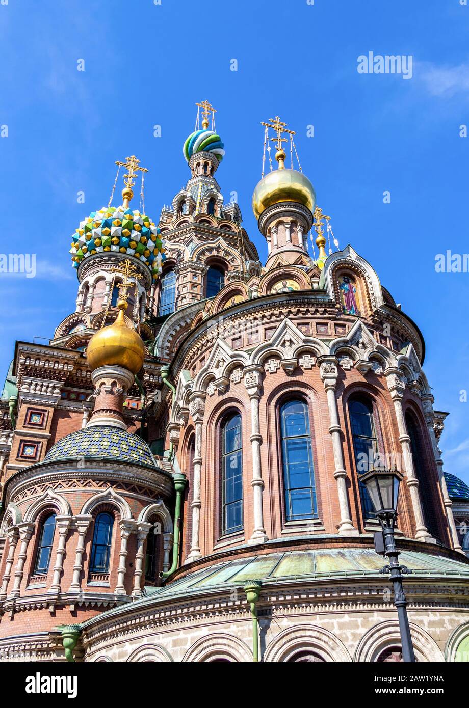 Le cupole colorate di Salvatore sul Sangue (la Chiesa della Resurrezione di Gesù Cristo) a San Pietroburgo, Russia. Costruita sul luogo dove l'imperatore Alexan Foto Stock