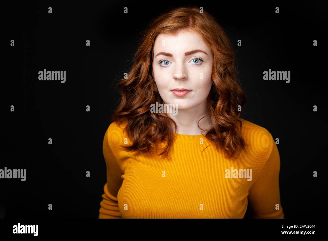 Ritratto di una bella donna con testa rossa che guarda verso la fotocamera. Foto Stock