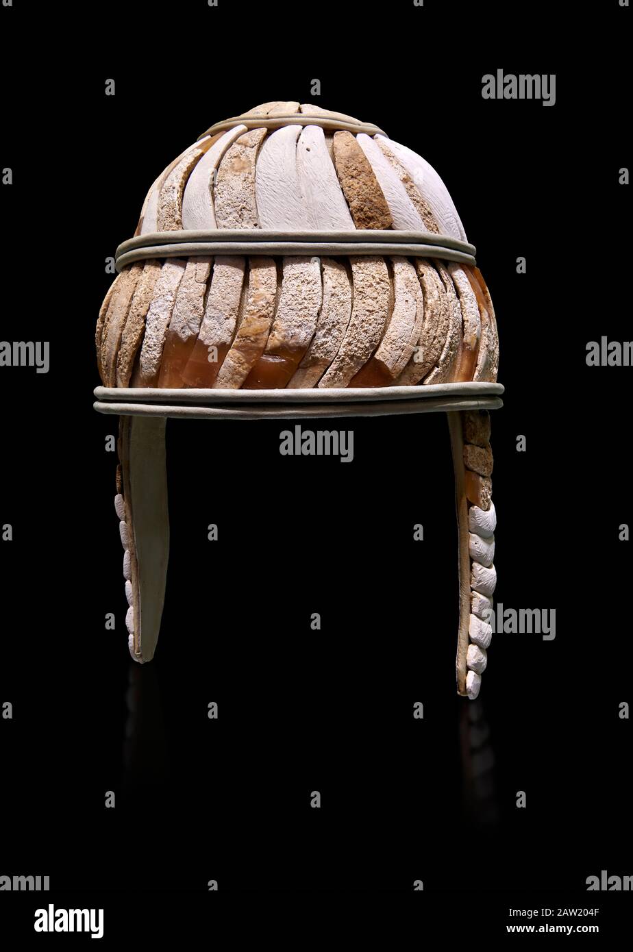 Casco Minoan boar's tusk con guanciali,1450-1300 a.C., Museo Archeologico di Heraklion, sfondo nero Questo casco restaurato per bovars tusk era discese Foto Stock