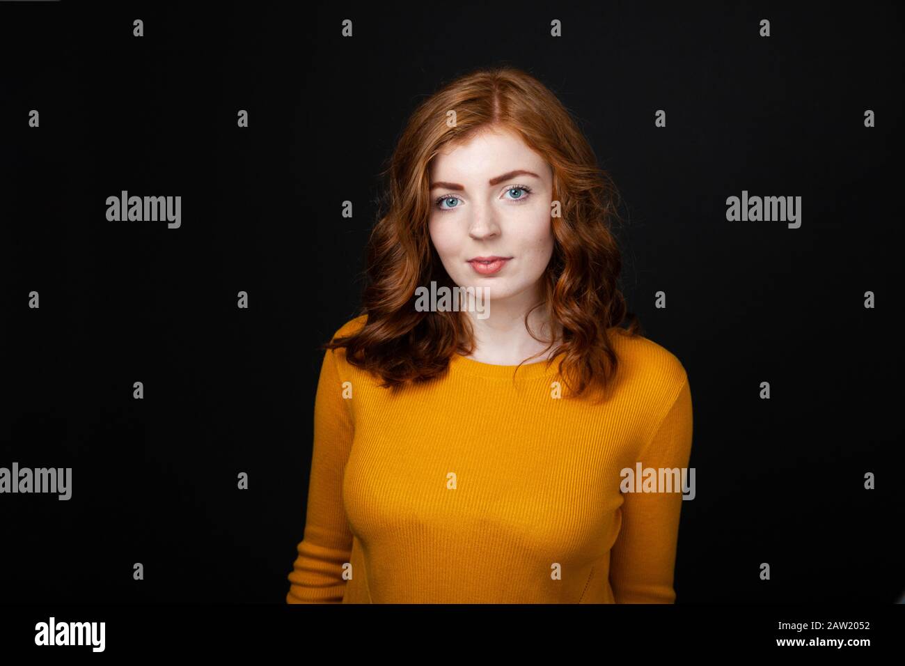 Ritratto di una bella donna con testa rossa che guarda verso la fotocamera. Foto Stock