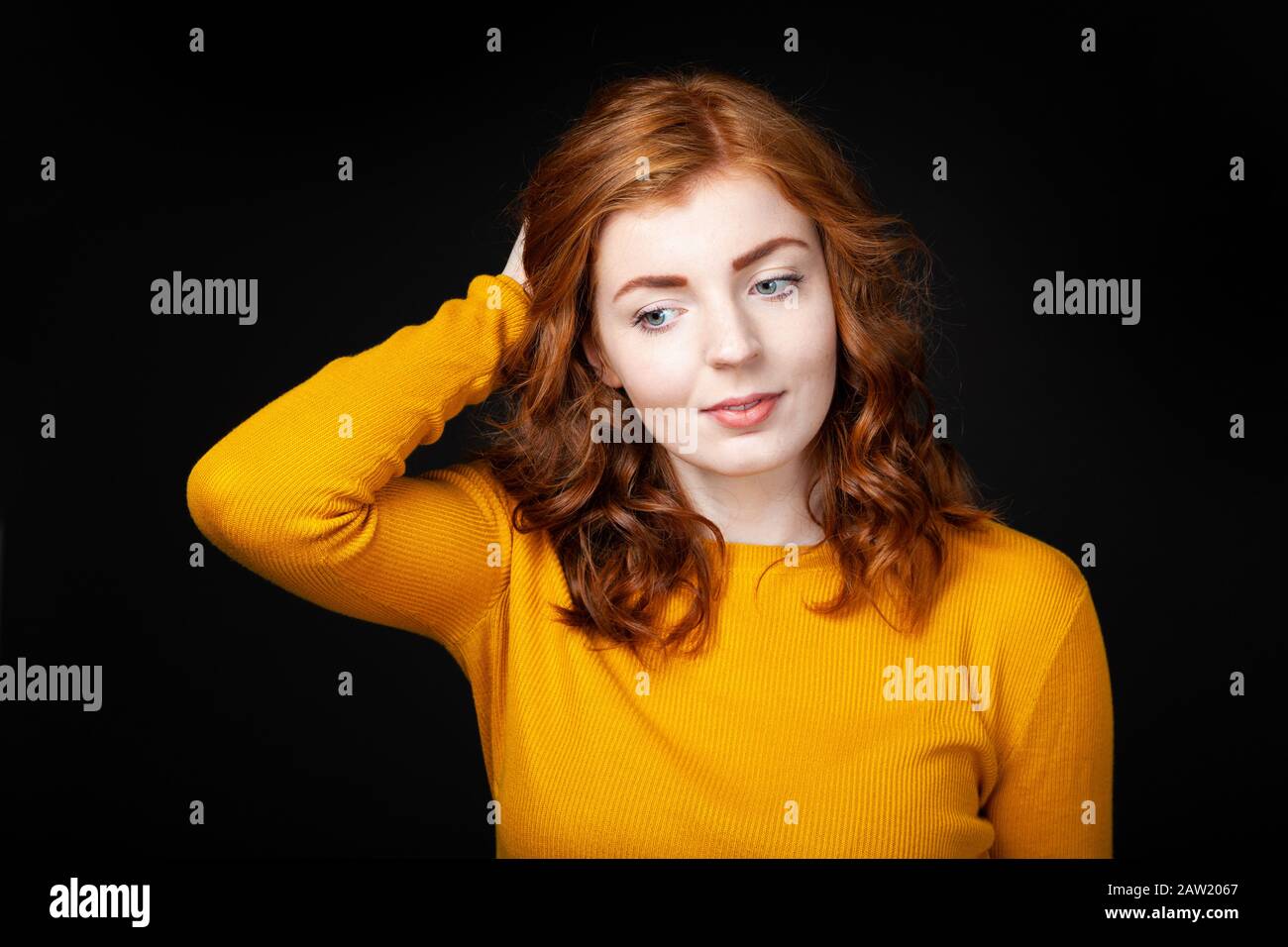 Ritratto di una bella donna con testa rossa che guarda lontano dalla fotocamera. Foto Stock