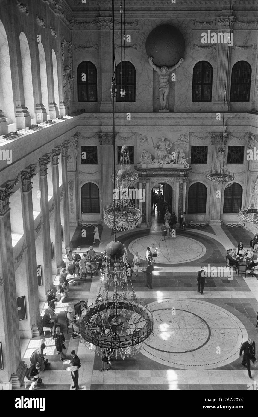 Queen Juliana riceve i membri della Federazione dei Club delle Donne negli Stati Uniti Sommario dei Cittadini nel Palazzo reale Data: 1 luglio 1969 posizione: Amsterdam, Noord-Holland Parole Chiave: Regine, ricevimenti, palazzi Foto Stock