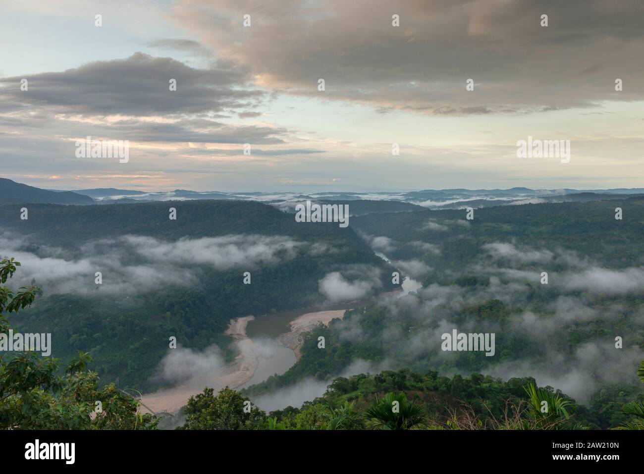 Vista delle nuvole e della montagna a Garo Hills, Meghalaya, India Foto Stock