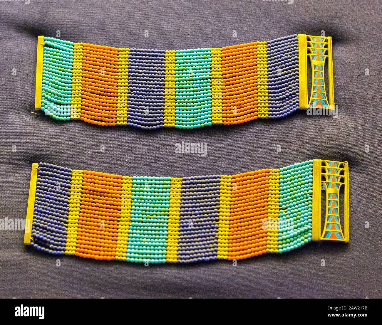 Egitto, Cairo, Museo Egizio, complesso funerario del re Senussret 3, tomba della regina Uret, Dashur: Braccialetti con il segno geroglifico Djed. Foto Stock