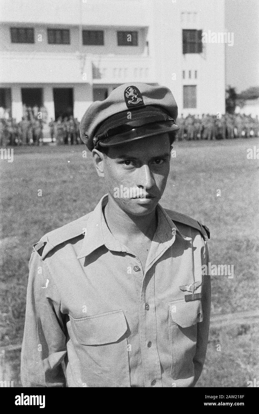 Premio della Stella Bronze americana di Walter Foote, Console Generale delle Americhe, otto soldati olandesi sulla Piazza Batavia del Sindaco Vescovo. [KNIL militare con il grado di caporale] Annotazione: Dovrebbe andare qui ai corporals J. poli, Bin Saloe se il soldato HJ Poulus Data: 8 giugno 1946 Ubicazione: Indonesia Indie orientali olandesi Foto Stock