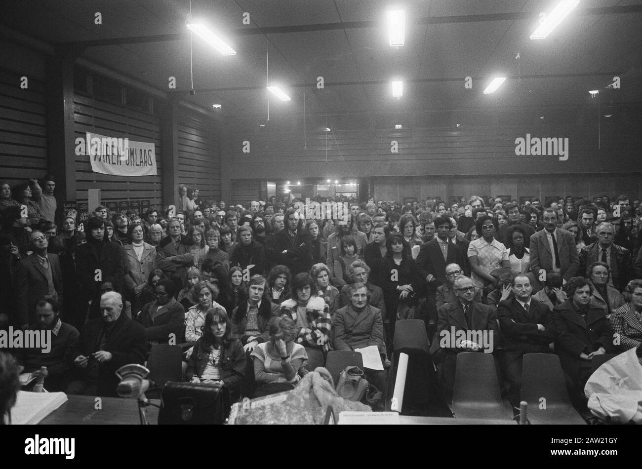 Bewonersvergadering dimostrativo nel Bijlmermeer relativo ad un'azione di riduzione dell'affitto Panoramica della sala Data: 18 febbraio 1974 Località: Amsterdam, Noord-Holland Parole Chiave: Comitati, politica di noleggio, riunioni Foto Stock