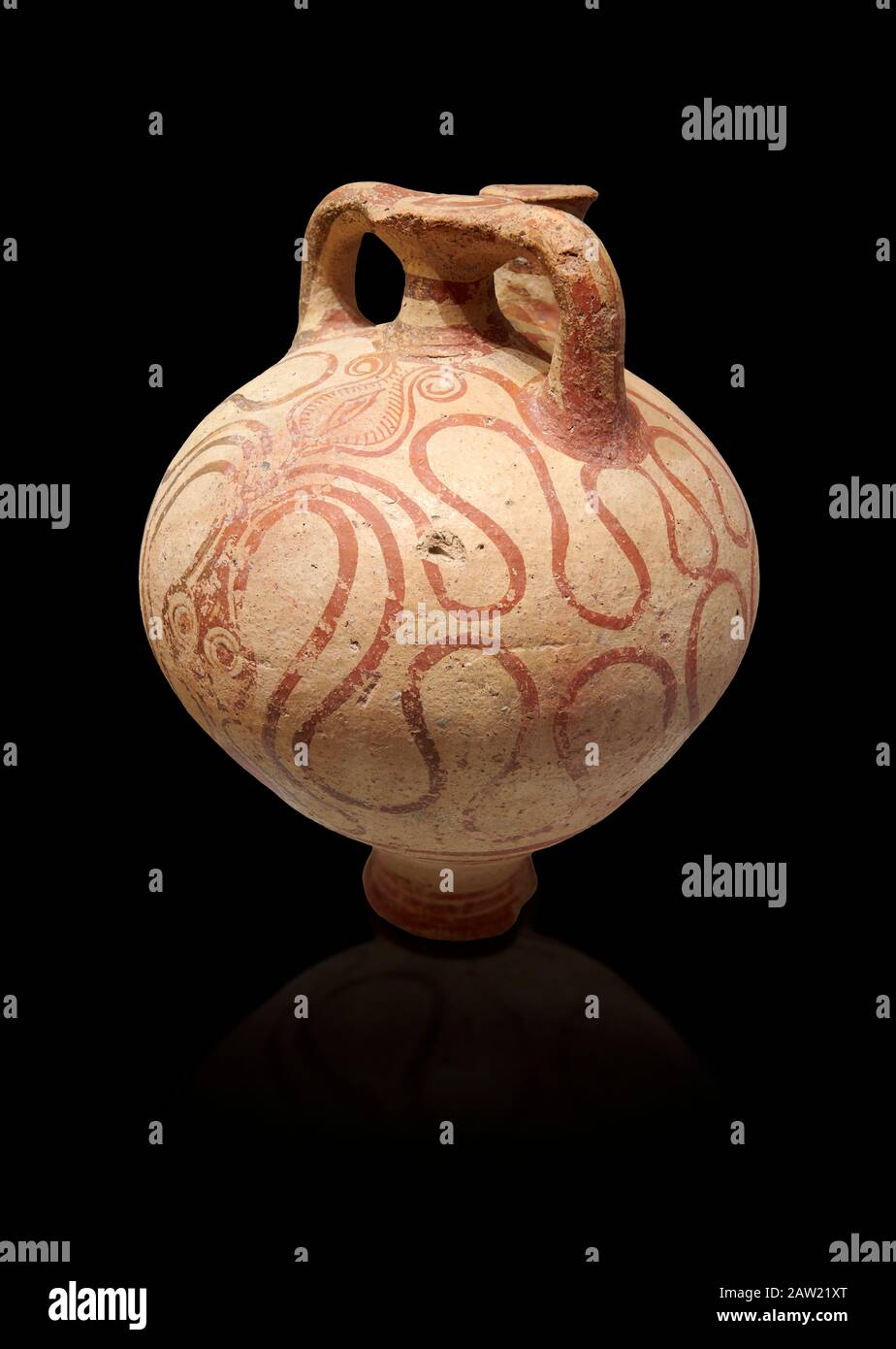 Vaso a staffa Minoan cretan Pseudostomos con decorazione stilizzata di polpo, Klima 1370-1300 a.C., Museo Archeologico di Heraklion, sfondo nero Foto Stock