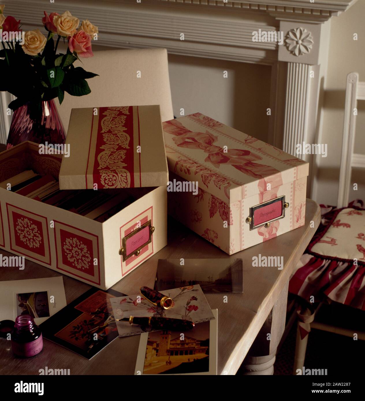 Close-up di tessuto ricoperta stoccaggio scatole realizzate dalle vecchie scatole di scarpe Foto Stock