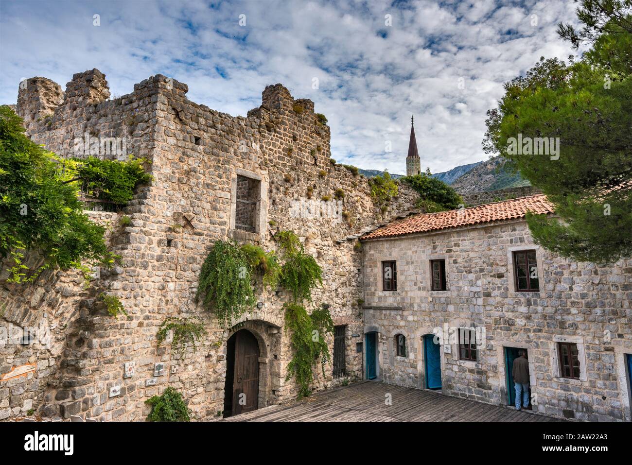 Torre del 14th secolo, spazio scenico nella città medievale fortificata di Stari Bar, Montenegro Foto Stock