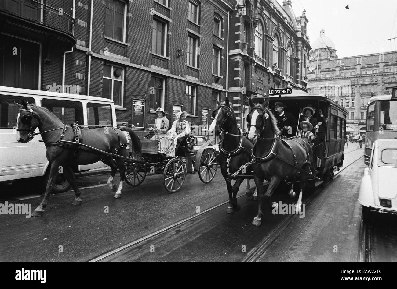 Rijtuigdag Amsterdam Cavallo tram passa una carrozza Data: 15 Giugno 1975 Località: Amsterdam, Noord-Holland Parole Chiave: Carrozze, cavalli, tram, automobili Foto Stock