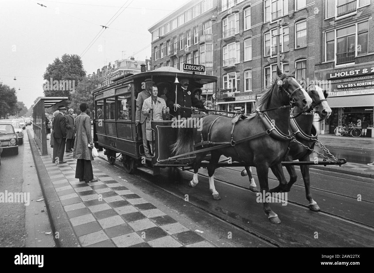 Rijtuigdag Amsterdam Paardentram alla fermata del tram Data: 15 giugno 1975 Località: Amsterdam, Noord-Holland Parole Chiave: Cavalli, tram, automobili Foto Stock
