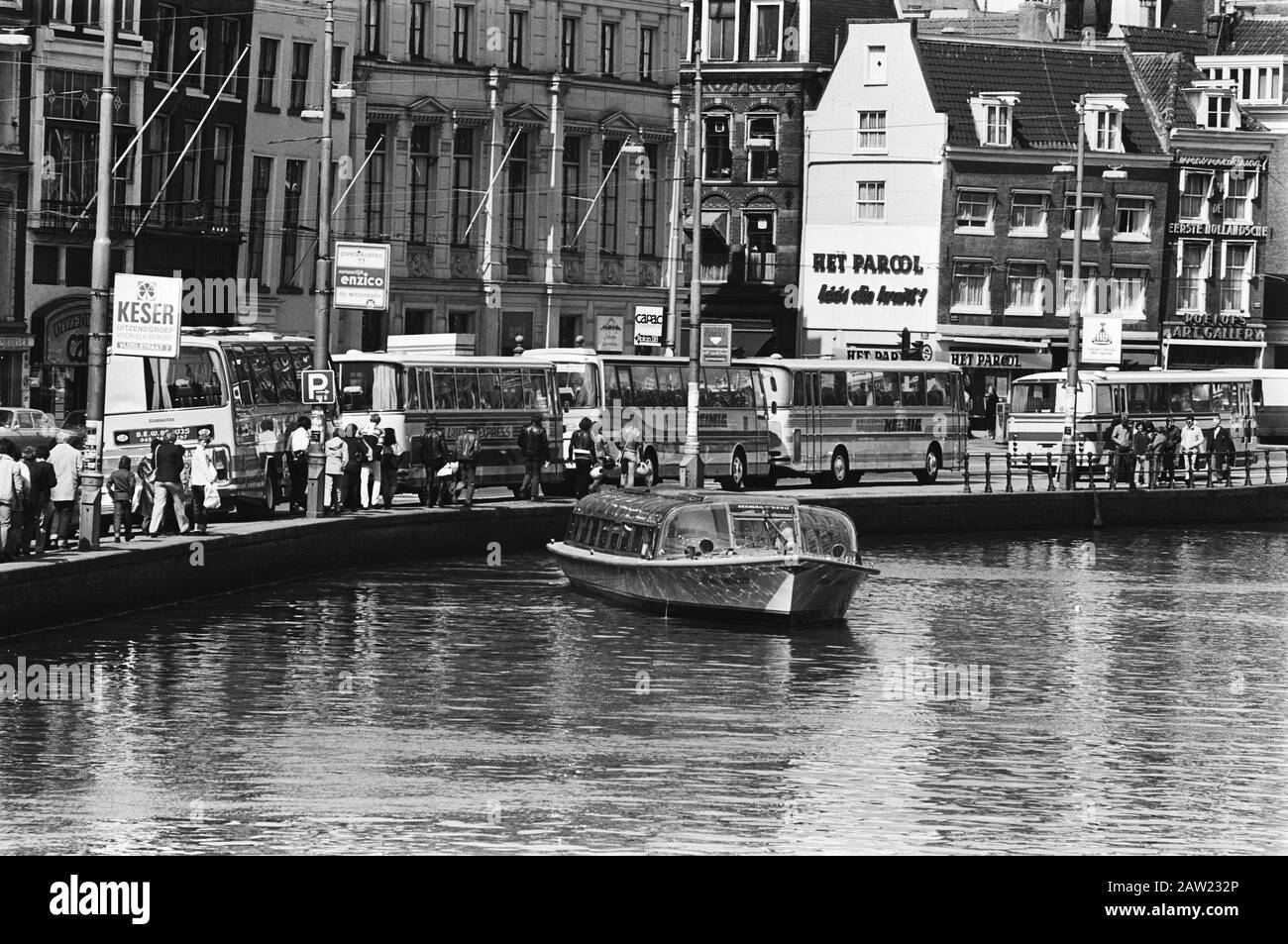 Pasqua Folla ad Amsterdam, molti autobus dalle barche da crociera (barca vela via) Data: 18 aprile 1981 Località: Amsterdam, Noord-Holland Parole Chiave: Barche Canal Foto Stock