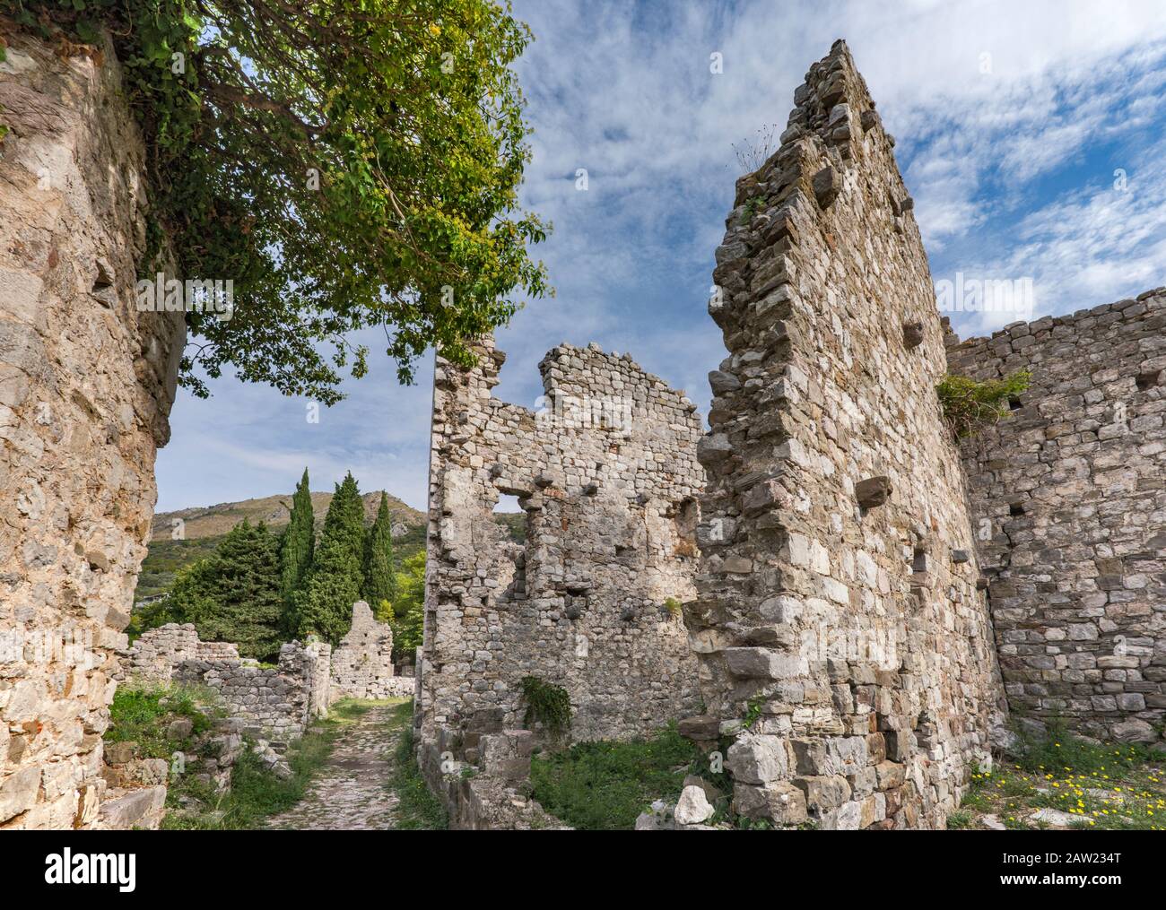 Città medievale fortificata di Stari Bar, Montenegro Foto Stock